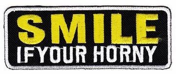 am55★SMILE if your Horny Aufnäher Bügelbild Patch Applikation Spruch 10 x 3,8 cm