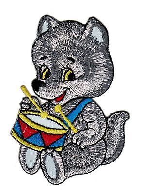 bf22★Wolf Trommel Hund Aufnäher zum aufbügeln Bügelbild Applikation 5,7 x 8 cm