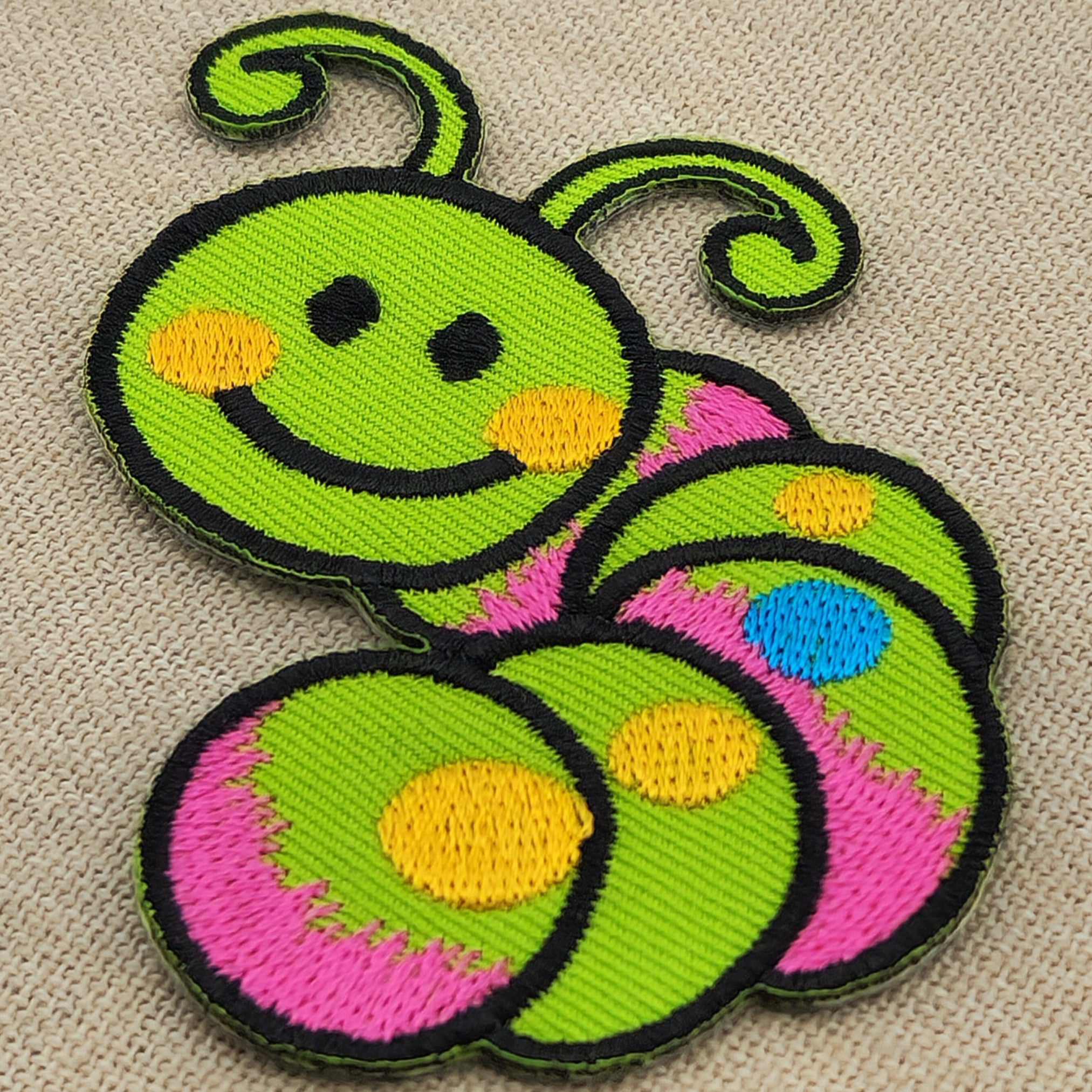 #aa55 Baby Raupe Grün Wurm Aufnäher Bügelbild Applikation Patch Größe 7,0 x 6,7 cm