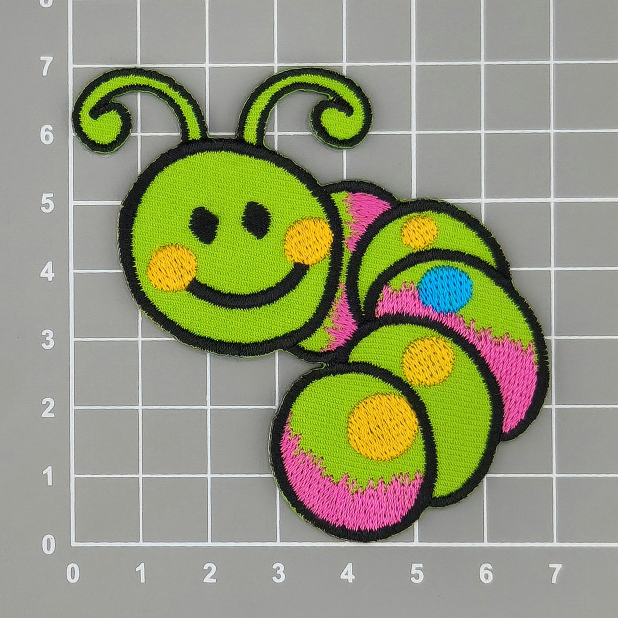 #aa55 Baby Raupe Grün Wurm Aufnäher Bügelbild Applikation Patch Größe 7,0 x 6,7 cm