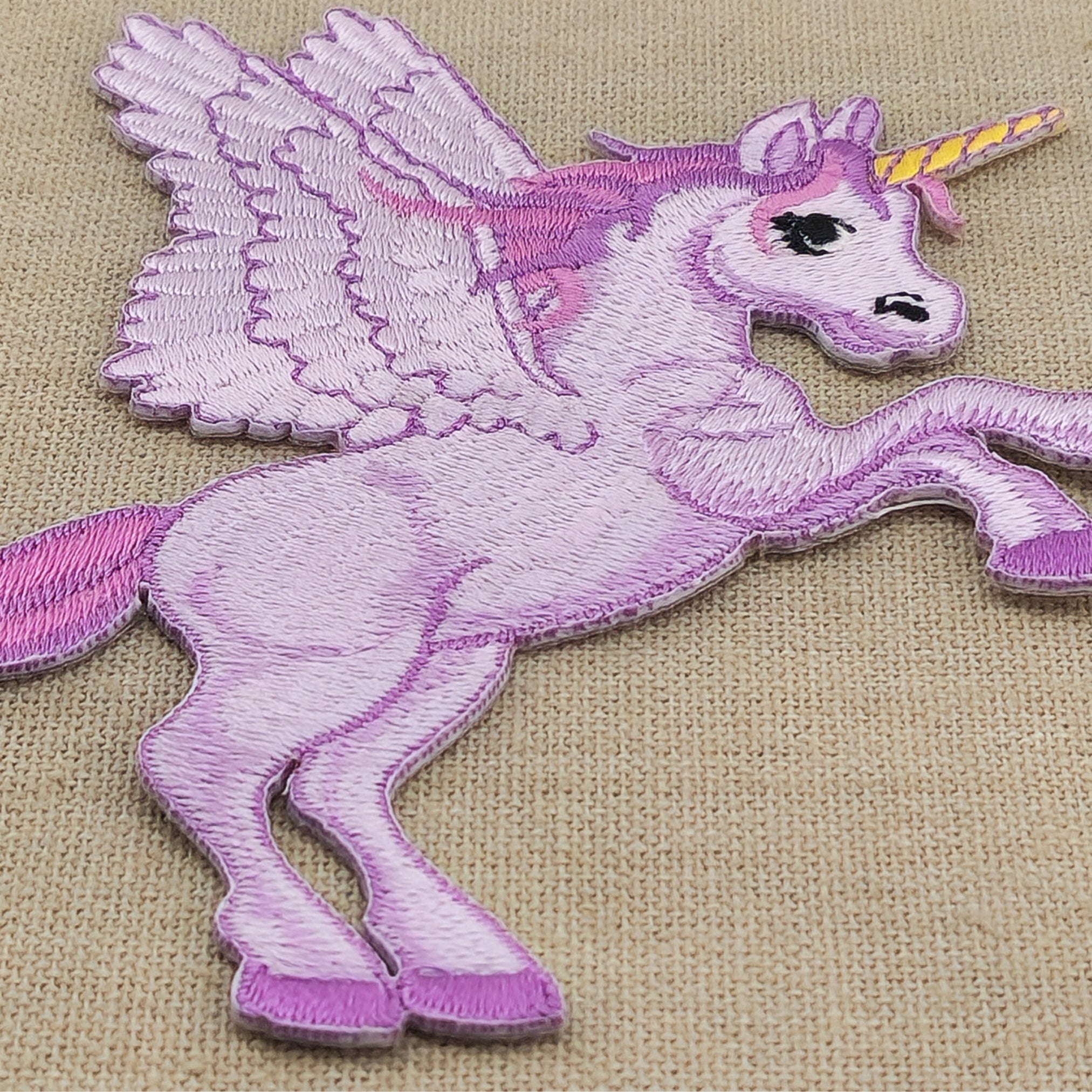 #ae74 Geflügeltes Einhorn Lila Aufnäher Bügelbild  Applikation Patch Größe 12,0 x 11,2 cm