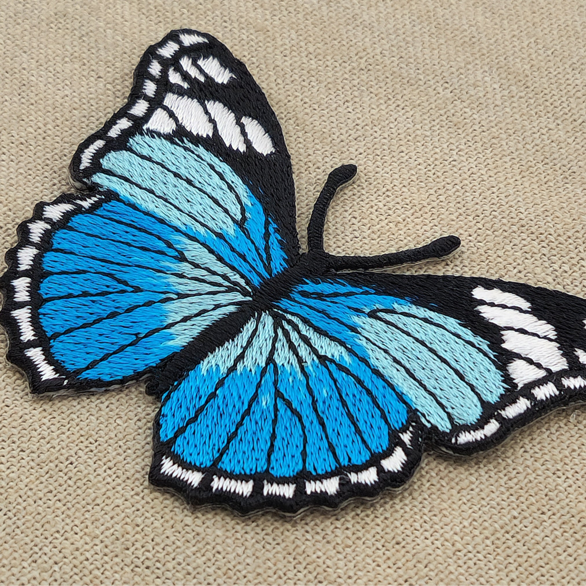 #ae47 Schmetterling Blau Aufnäher Butterfly Applikation Bügelbild Flicken Patch Größe 7,5 x 5,0 cm - 0