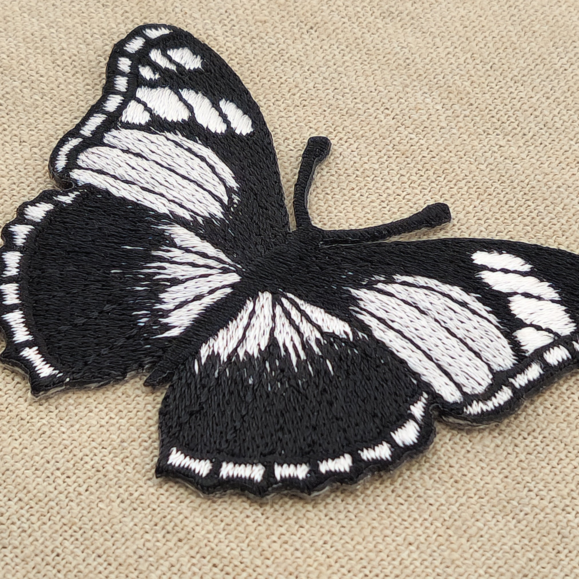 #ae49 Schmetterling Schwarz Aufnäher Butterfly Applikation Bügelbild Flicken Patch Größe 7,5 x 5,0 cm - 0