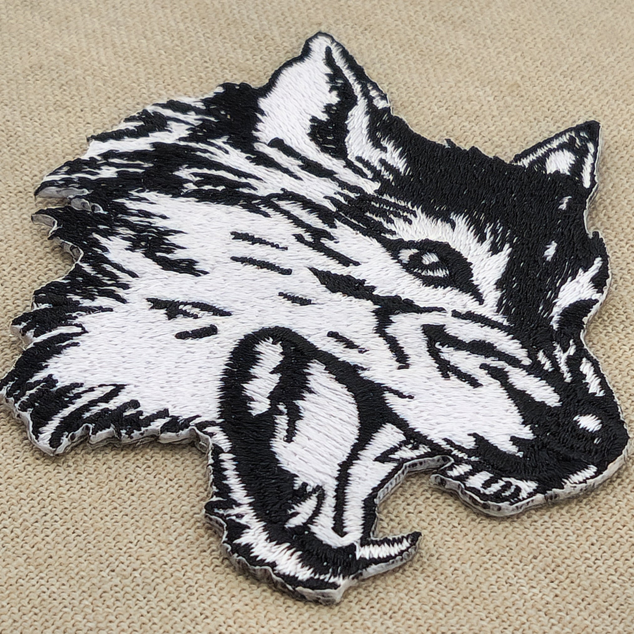 #ae22 Wolf Hund Schwarz Weiß Aufnäher Bügelbild Applikation Patch Größe 7,5 x 7,8 cm - 0