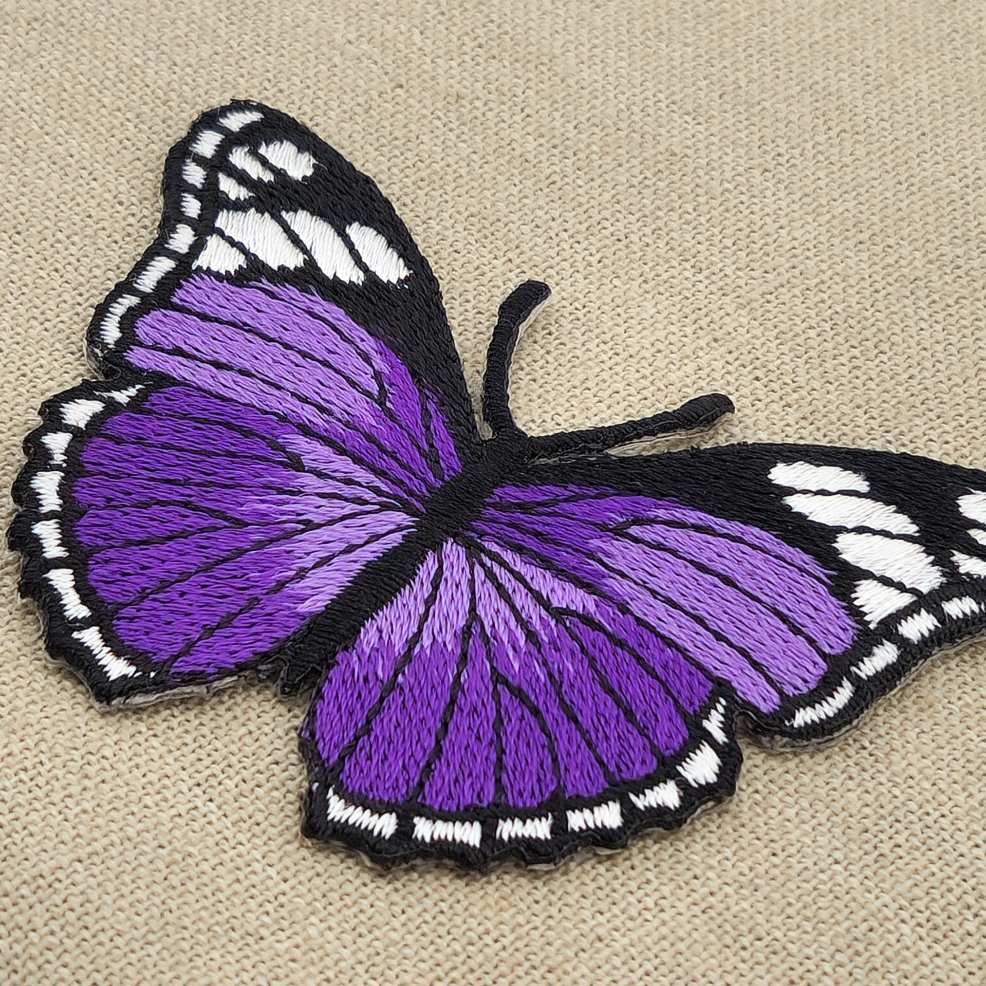 #ae13 Schmetterling Lila Aufnäher Butterfly Applikation Bügelbild Flicken Kinder Patch Größe 7,5 x 5,0 cm - 0