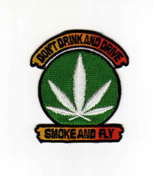 #ab75 Don't Drink and Drive / Smoke and Fly Hanfblatt Cannabis Aufnäher Patch Bügelbild Größe 7,8 x 8,6 cm