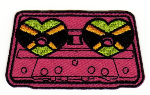 #ad33 Tape Kassette Musik Herz Retro Aufnäher Patch Bügelbild Applikation Größe 8,5 x 4,8 cm